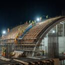 На Фукуоке ночью устанавливают крышу выставочного и конференц-центра АТЭС